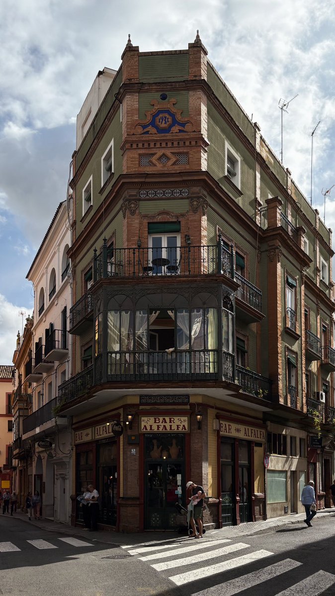 _evija's tweet image. Gaismas, ēnas un krāsas. Spānija mani nekad nav tā baigi uzrunājusi (kaut kas mums īsti nesaiet pa ceļam tīri mentalitātes ziņā), izņemot, protams, Bilbao, bet izskatās, ka šim sarakstam pievienojas Seviļa. Chefs kiss!