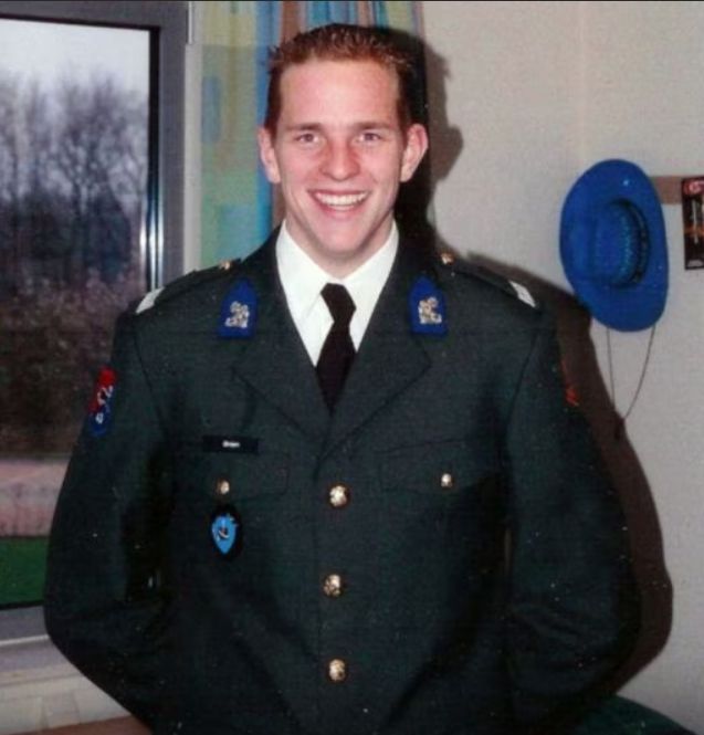 𝗧𝗲𝗿 𝗻𝗮𝗴𝗲𝗱𝗮𝗰𝗵𝘁𝗲𝗻𝗶𝘀 𝘃𝗮𝗻 𝗞𝗼𝗿𝗽𝗼𝗿𝗮𝗮𝗹 𝗥𝗼𝗻𝗮𝗹𝗱 𝗚𝗿𝗼𝗲𝗻 (𝟮𝟭) 
Korporaal der eerste klasse Ronald Groen diende bij het 43e Brigadeverkenningseskadron (Regiment Huzaren van Boreel) als onderdeel van de Nederlandse Task Force Uruzgan. Hij vertrok op