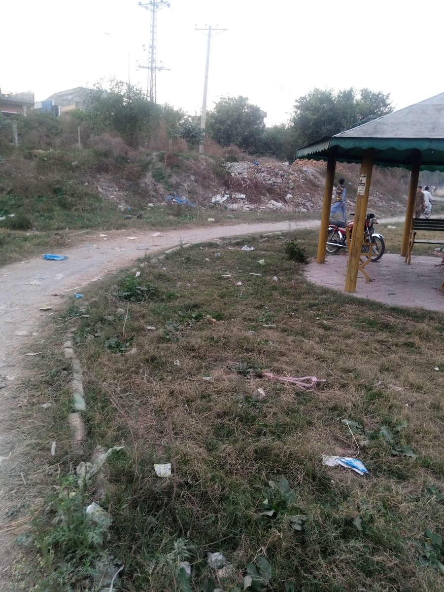 gulzeb07's tweet image. This park near Madina Cash Carry Kuri road can be developed for families and kids, request @CDAthecapital for the upkeep of this park and cleaning