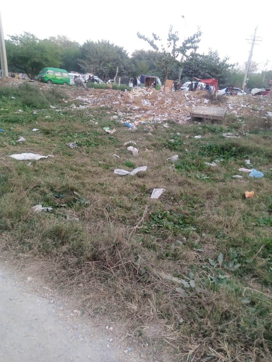 gulzeb07's tweet image. This park near Madina Cash Carry Kuri road can be developed for families and kids, request @CDAthecapital for the upkeep of this park and cleaning