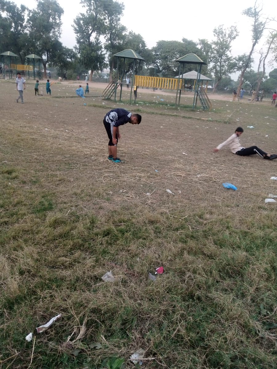 gulzeb07's tweet image. This park near Madina Cash Carry Kuri road can be developed for families and kids, request @CDAthecapital for the upkeep of this park and cleaning