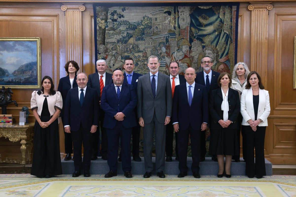 BarcelonaJudia's tweet photo. Sa Majestat el Rei ha rebut en audiència una delegació de la @fcjecom, encapçalada pel seu president.

Per a la Comunitat Jueva de Barcelona ha estat un un privilegi ser-hi representada pel seu president, acompanyat igualment per la presidenta de la Comunitat Jueva de Barcelona ATID @atidbarcelona.

Ha estat una trobada sincera, en què s’ha subratllat la importància de la nostra història compartida i s’ha posat en valor l’esperança en un futur de convivència, respecte i prosperitat conjunta.

@CasaReal @fcjecom @RadioSefarad @SefaradIsrael