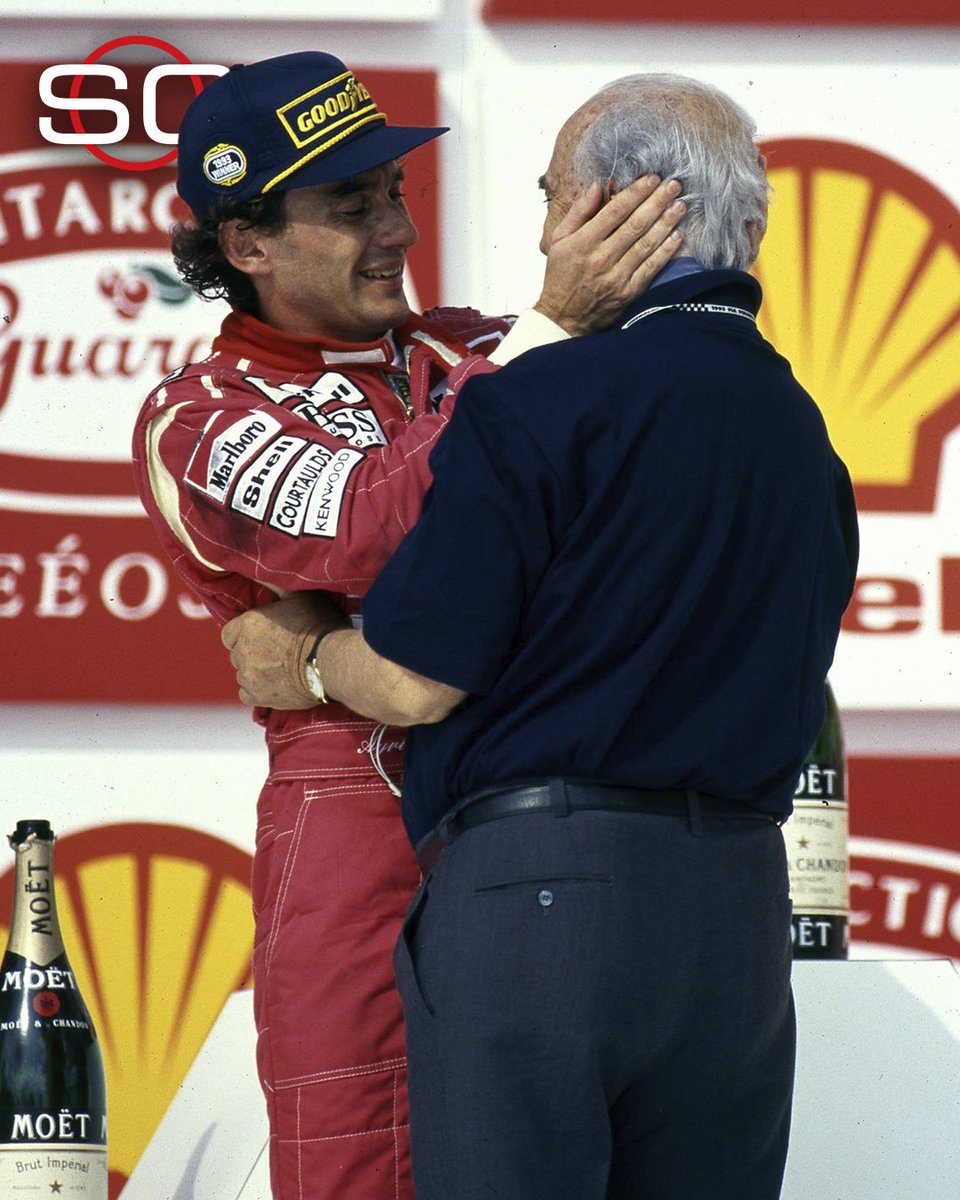 Esta semana tenemos carrera en Brasil y es inevitable no recordar este ICÓNICO momento: Ayrton Senna junto a Juan Manuel Fangio tras ganar en Interlagos en 1993.

📺 #BrazilGP | Toda la temporada de #F1 por #DisneyPlus Plan Premium