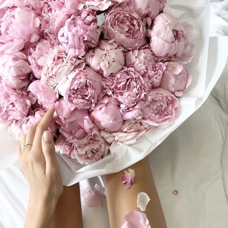 a fruity-floral perfume that instantly brightens your mood💐✨

it smells like a bouquet of peonies dipped in raspberry syrup!😍