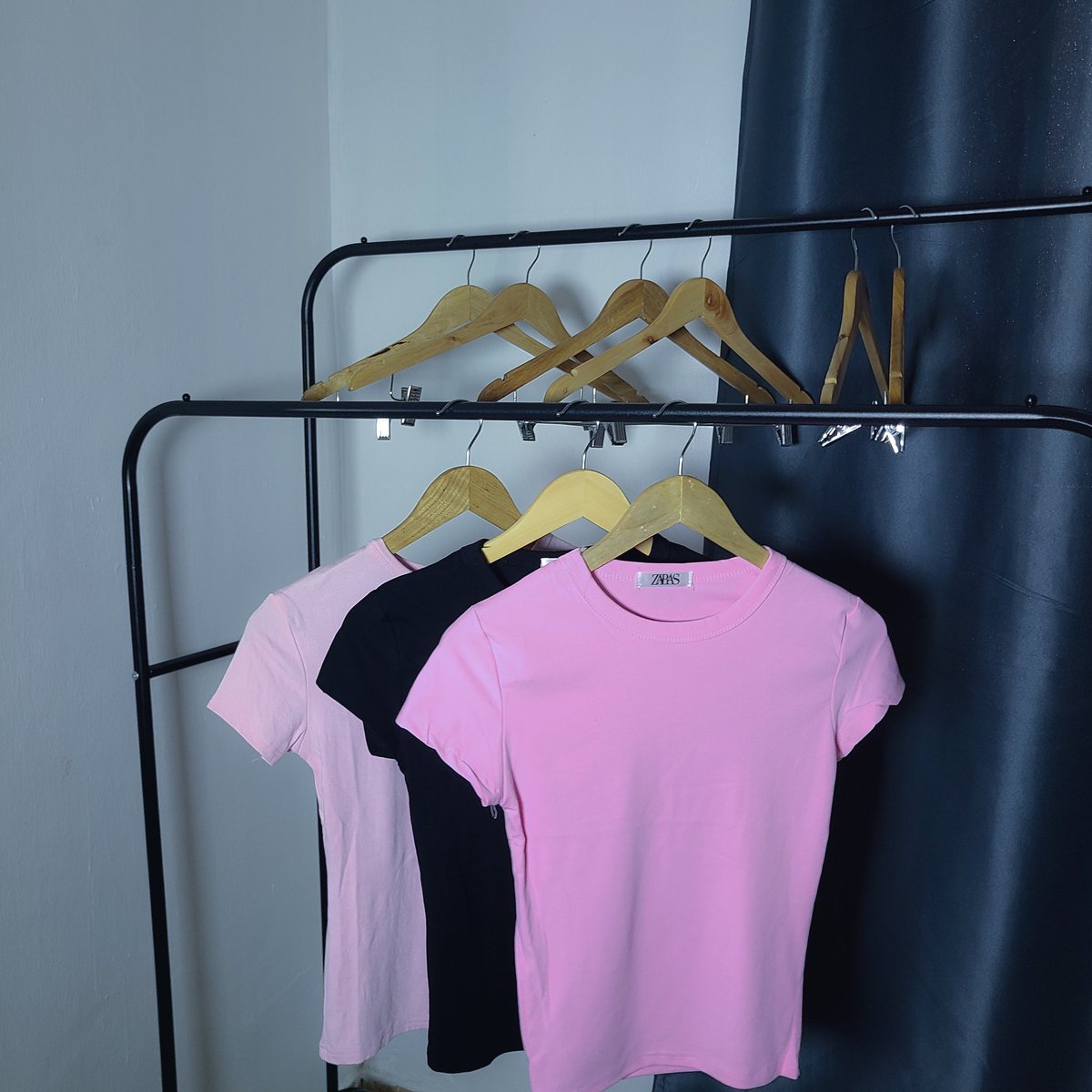 ShoppByDimma's tweet image. Our quality Plain Basic V-neck Top 🛍
 
Available in different colors and selling at a very cool price ✨️

🏷 Price tag ; # 7,500 
🛍 Send a DM to shop now
🚚 Nationwide delivery

#ShopWithDimma #Basictops #Bestsellerforbasictops #UnisexFashion #Shopyourbasictophere