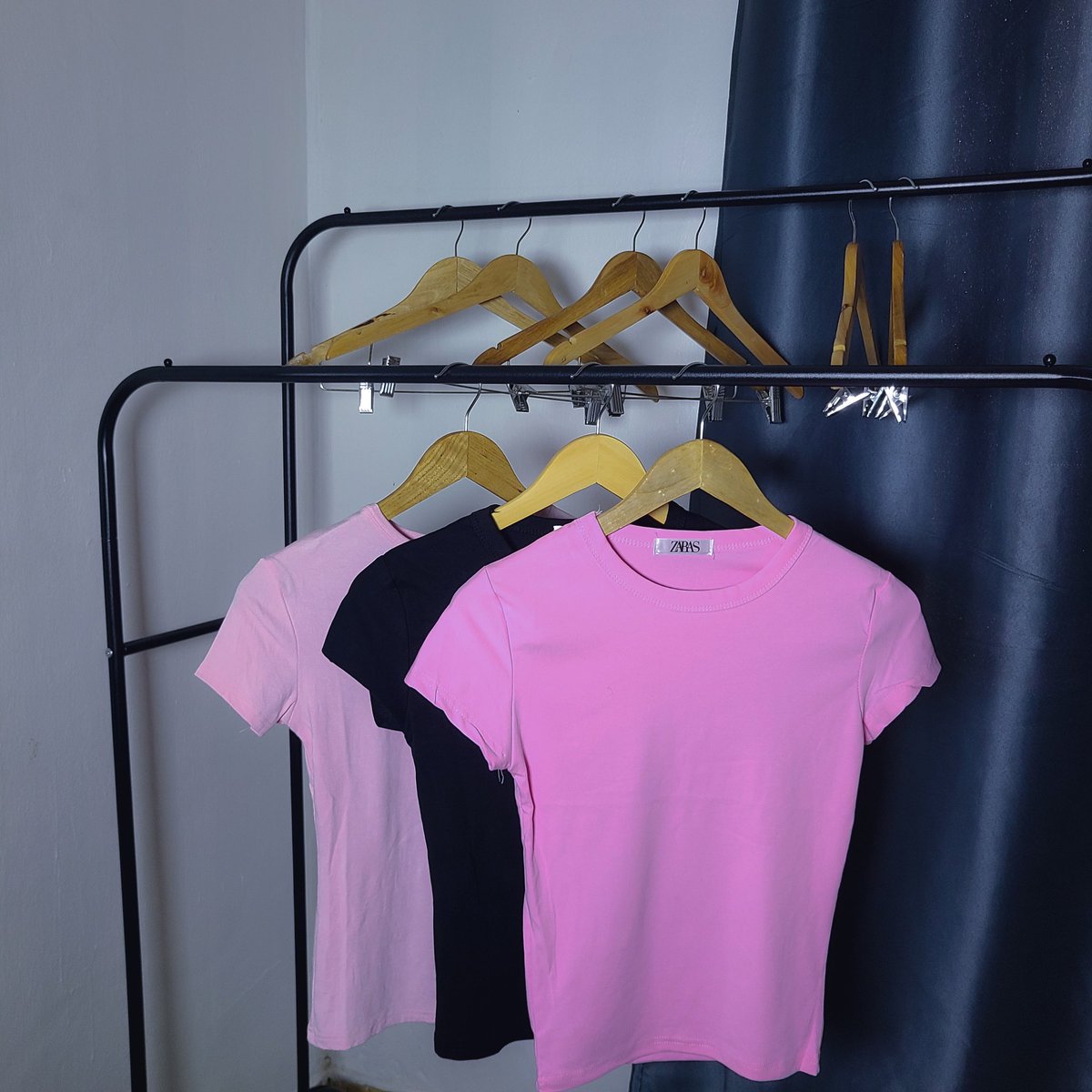 ShoppByDimma's tweet image. Our quality Plain Basic V-neck Top 🛍
 
Available in different colors and selling at a very cool price ✨️

🏷 Price tag ; # 7,500 
🛍 Send a DM to shop now
🚚 Nationwide delivery

#ShopWithDimma #Basictops #Bestsellerforbasictops #UnisexFashion #Shopyourbasictophere