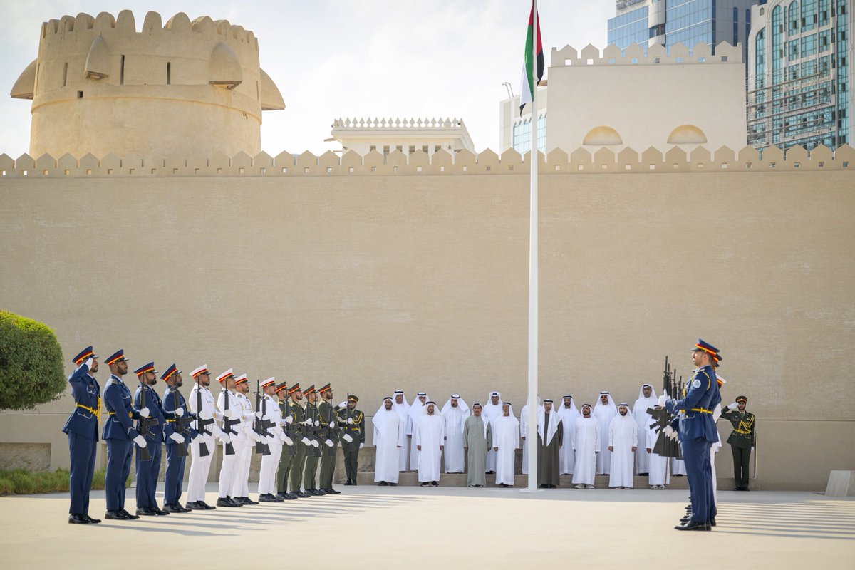 يرتفع علم الإمارات شامخًا كما أراد زايد، رمزًا لوطنٍ صان العهد وحمل الأمانة بكل فخرٍ وولاء 🇦🇪 

#يوم_العلم