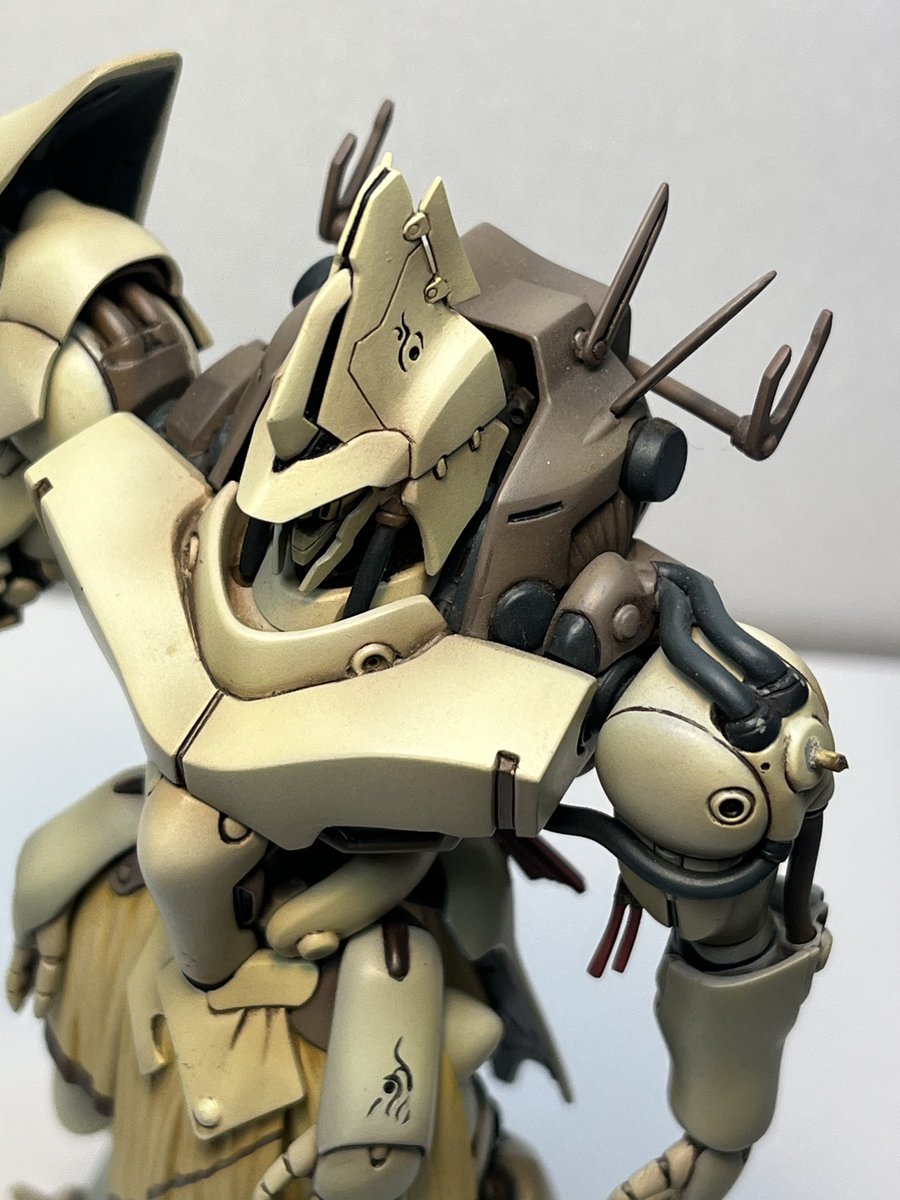 MO41904284's tweet image. MODEROIDニキ・ヴァシュマール、ようやくパチ組みしたので、レジンキット完成品とツーショット♪
プラキットでは、首元や肩周りのパイプ類が可動の為にデフォルメされてるので、適当なゴムチューブ等に置き換えてもいいかも、と思い参考画像をw😁
#MODEROID
 #聖刻