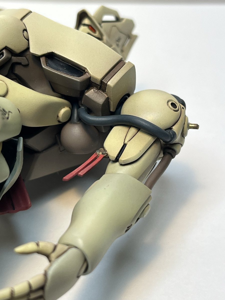 MO41904284's tweet image. MODEROIDニキ・ヴァシュマール、ようやくパチ組みしたので、レジンキット完成品とツーショット♪
プラキットでは、首元や肩周りのパイプ類が可動の為にデフォルメされてるので、適当なゴムチューブ等に置き換えてもいいかも、と思い参考画像をw😁
#MODEROID
 #聖刻