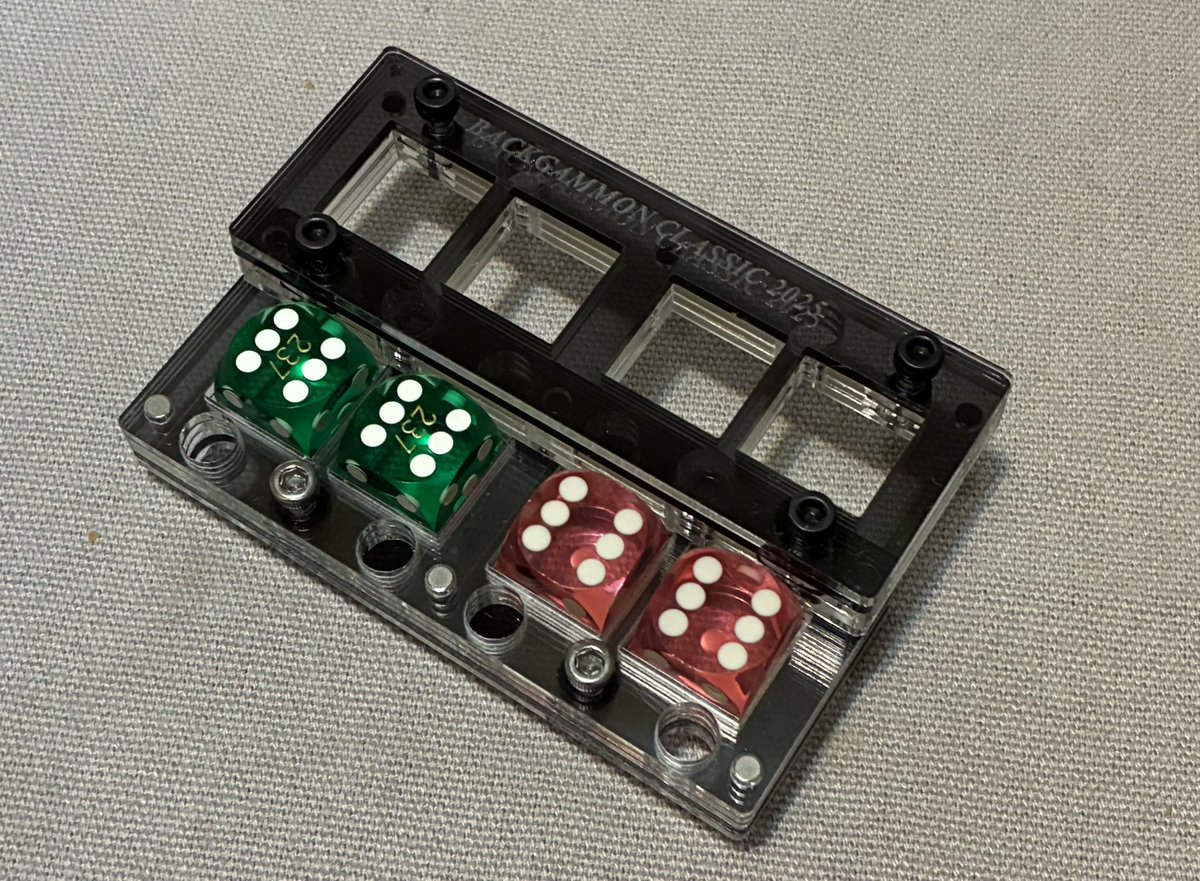 昨年に引き続き、初級戦3日目の区間優勝と総合2位（1点で総合優勝逃した）、そして協賛品争奪トーナメントでグループ1位になり、たくさんのお土産と共にほくほくで帰宅。1番欲しかったダイスケースもいただき嬉しい🎲🎲ギャモン柄の勝負スカートのおかげか！
#バックギャモン　#BACKGAMMONCLASSIC2025