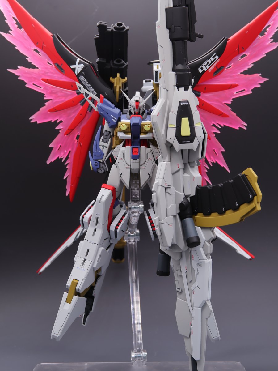 foruthona's tweet photo. でかくて時間がかかりましたが、HG デスティニーガンダムSpec2 ゼウスシルエット完成しました🎉

ディテールアップ中心で、ところどころ形状修正を織り交ぜました。 https://t.co/KWTXs780LH