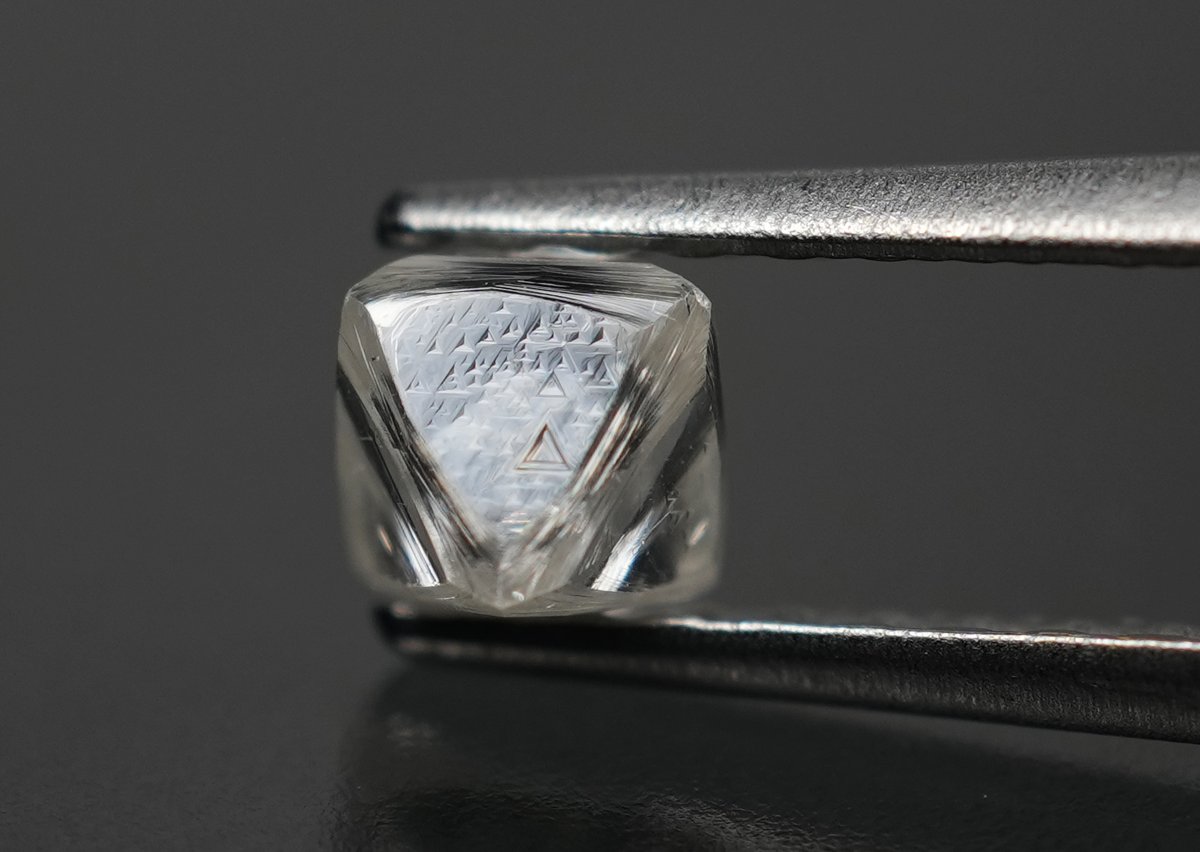 天然ダイヤモンド原石　1.35ct 小フラット面有画像6輝部 ダイヤモンド原石