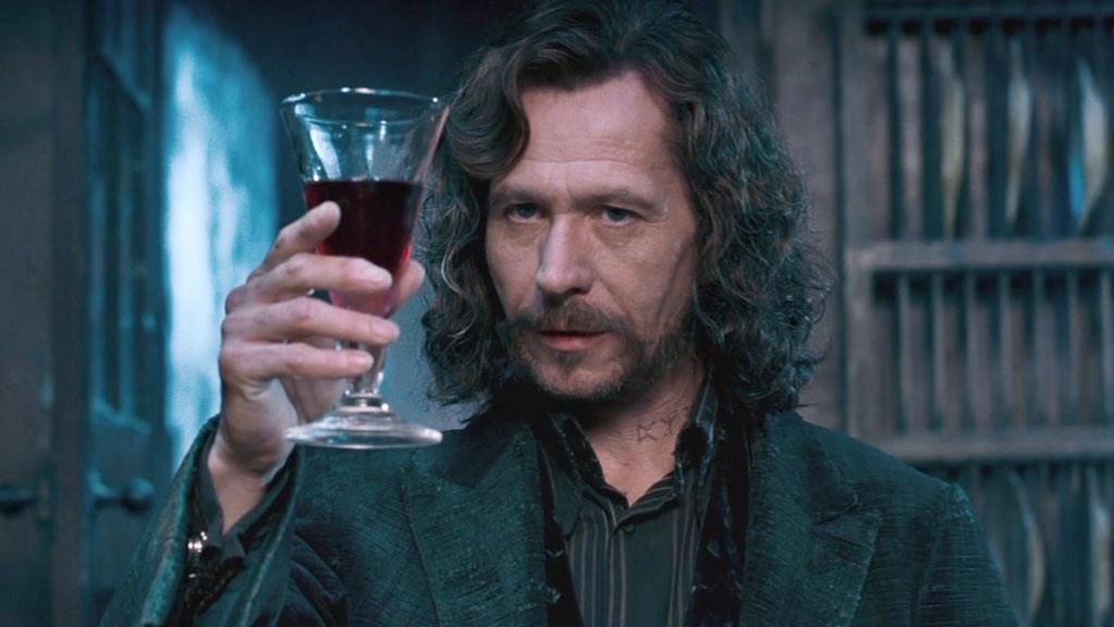 Bugün Sirius Black'in doğum günü. İyi ki doğdun Patiayak! Bugün kadehler Sirius için. Sirius'a!