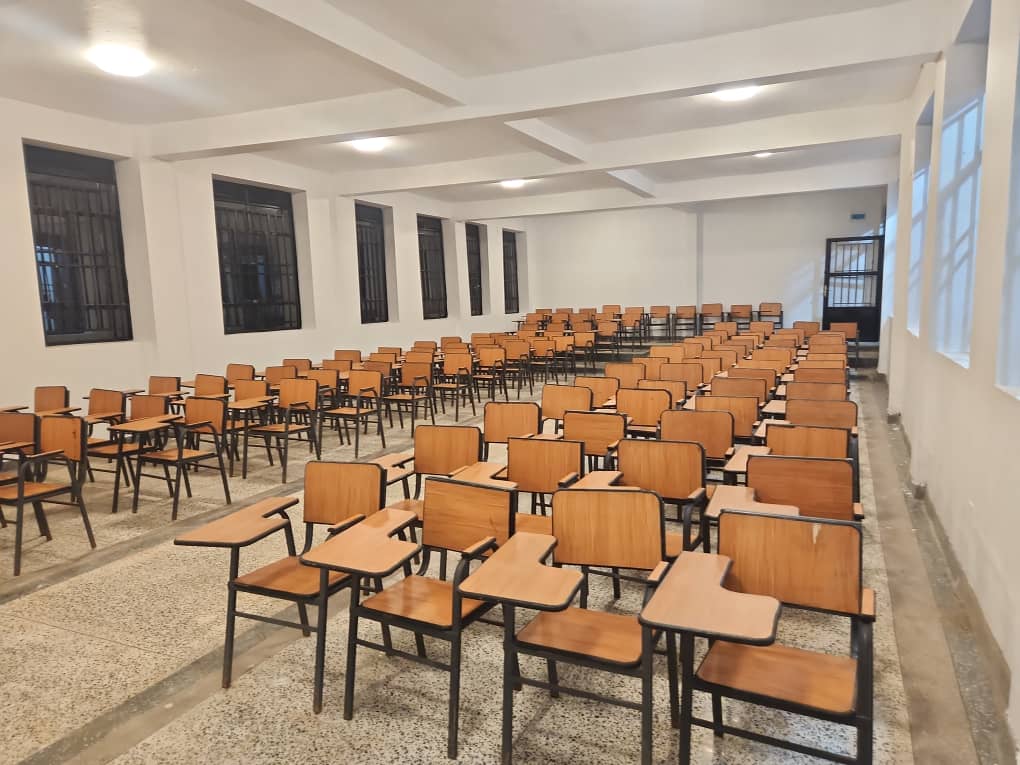 julienpalukucom's tweet image. En dehors des bruits de la #politique
BUTEMBO, 03-11-2025

Ma passion c&apos;est aussi l&apos;éducation, la santé et le développement. 
La fondation JPK est heureuse ce jour de remettre à l&apos;université Officielle de Ruenzori l&apos;auditoire pimpant neuf, équipé et prêt à recevoir plus de 120…