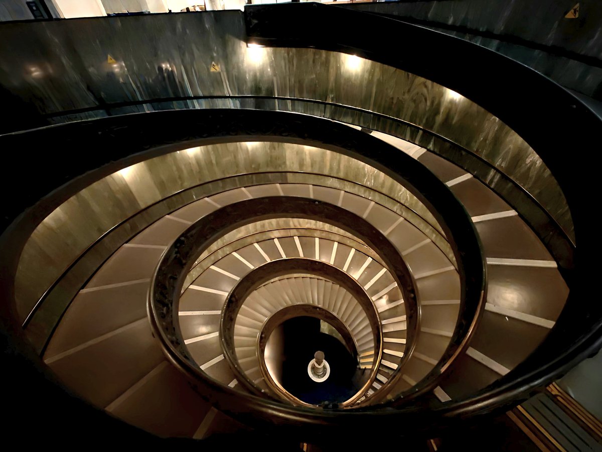 AlexDuicu's tweet image. A beautiful twist.
.
.
.
#staircase
#spiralstaircase
#viewfromthetop
#linesandcurves
#ArtofVisuals
#ShotOnSnapdragon
#ShotonOPPO
@Snapdragon
@Snapdragon_UK
@Snapdragon_FR
@Snapdragon_DE
@SnapdragonCarla
@gregcroc 
@PeteLau