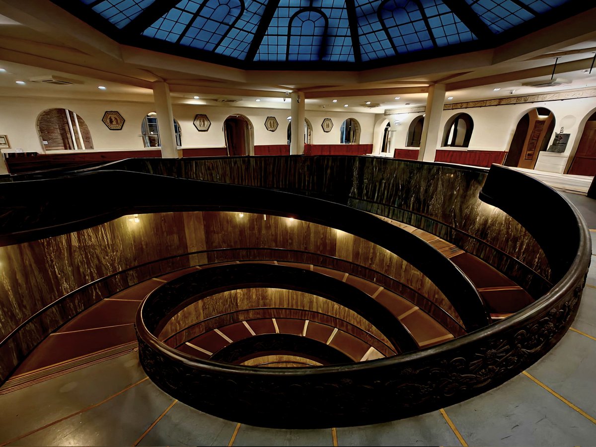 AlexDuicu's tweet image. A beautiful twist.
.
.
.
#staircase
#spiralstaircase
#viewfromthetop
#linesandcurves
#ArtofVisuals
#ShotOnSnapdragon
#ShotonOPPO
@Snapdragon
@Snapdragon_UK
@Snapdragon_FR
@Snapdragon_DE
@SnapdragonCarla
@gregcroc 
@PeteLau