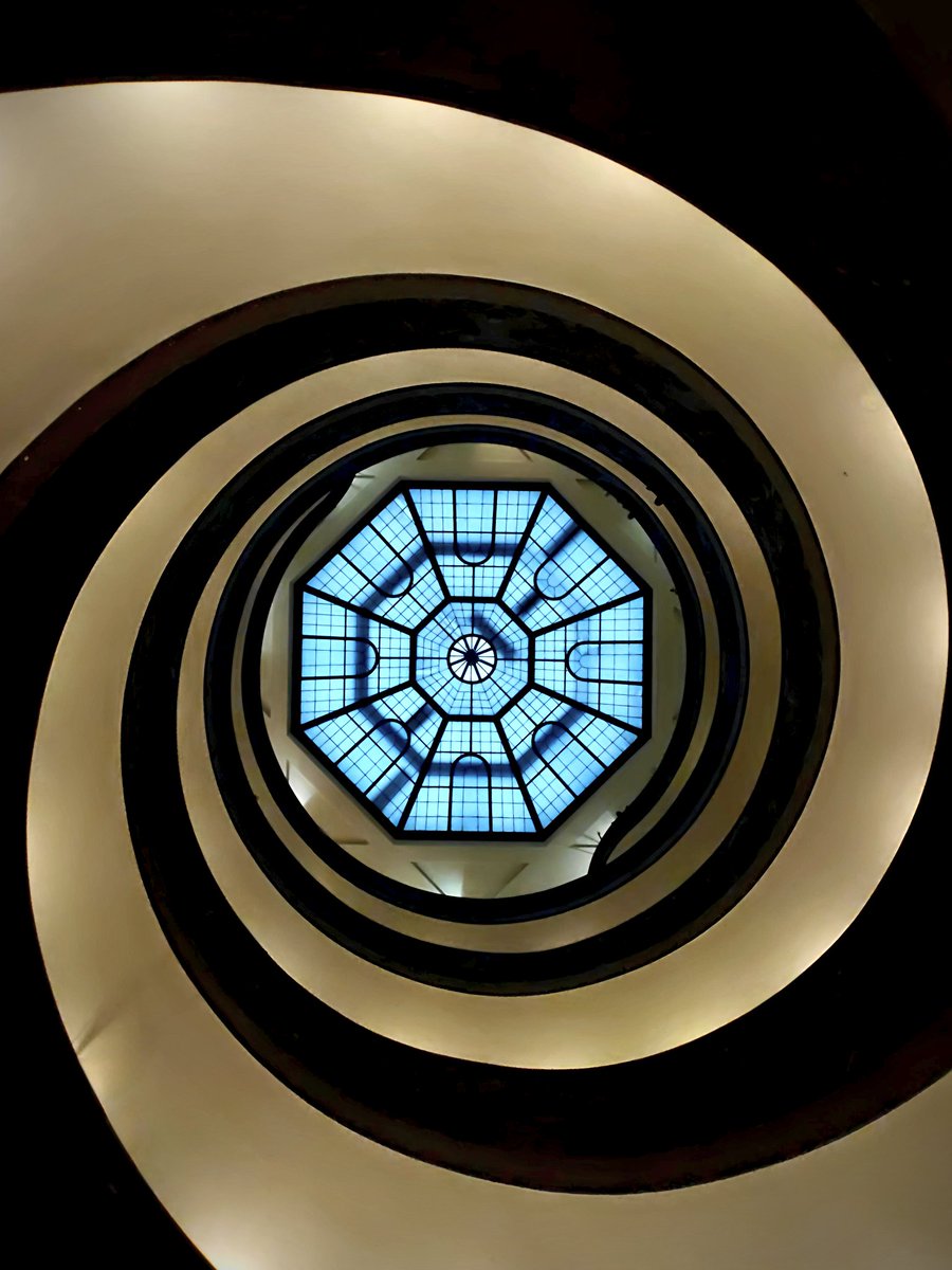 AlexDuicu's tweet image. A beautiful twist.
.
.
.
#staircase
#spiralstaircase
#viewfromthetop
#linesandcurves
#ArtofVisuals
#ShotOnSnapdragon
#ShotonOPPO
@Snapdragon
@Snapdragon_UK
@Snapdragon_FR
@Snapdragon_DE
@SnapdragonCarla
@gregcroc 
@PeteLau