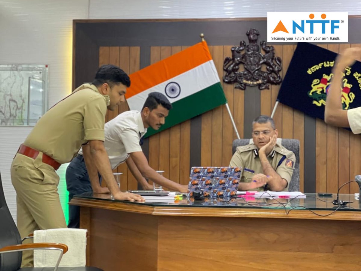 NTTFindia's tweet image. Proud moment for @NTTF Gadag Training Centre! Our talented trainees showcased innovative projects for @GadagPolice Dept, including Asset Management System, Arms &amp;amp; Ammunition Management System &amp;amp; Jewellery Shop Safety Siren Device. #NTTF #TechForSafety #SmartSolutions
