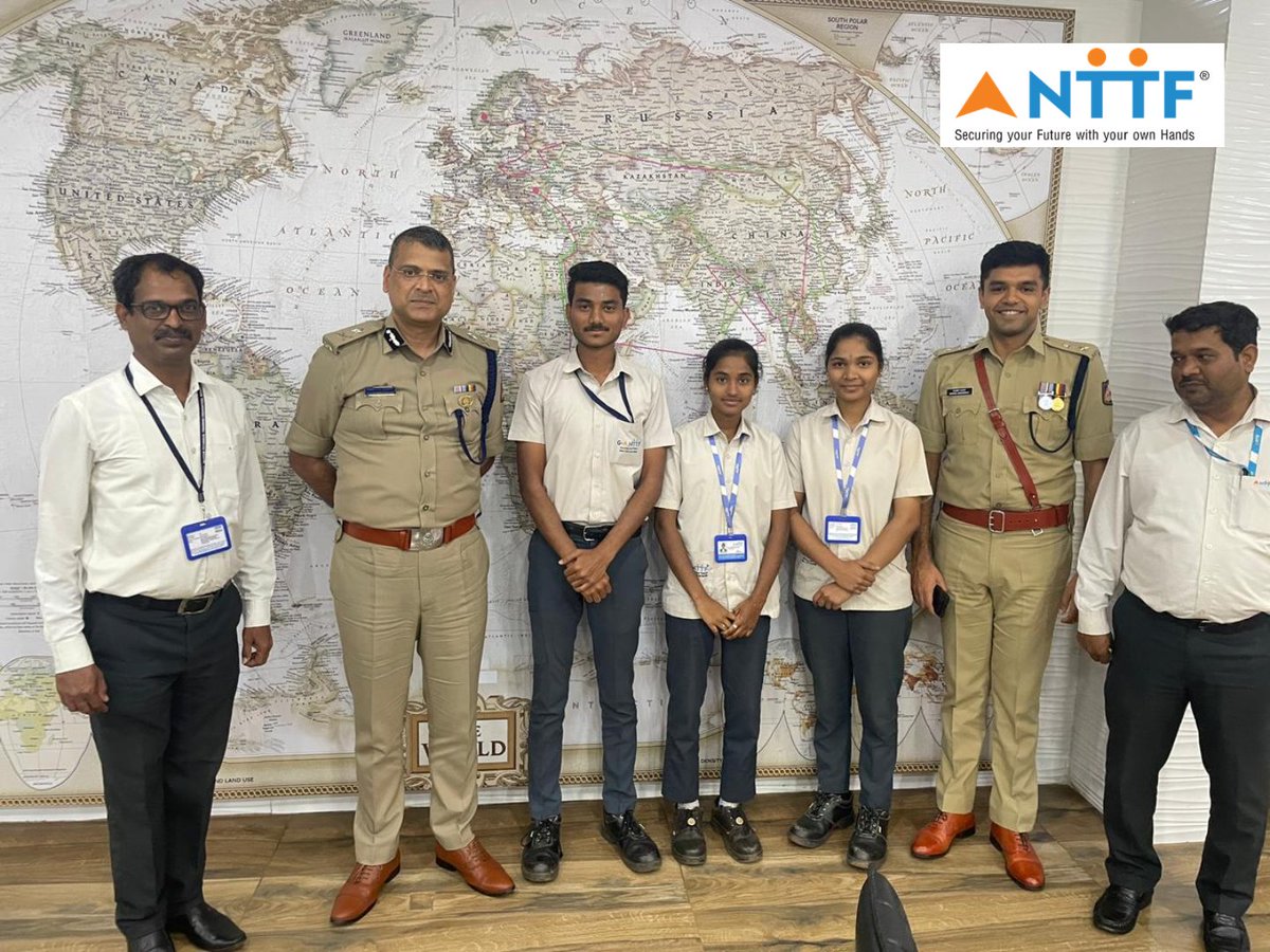 NTTFindia's tweet image. Proud moment for @NTTF Gadag Training Centre! Our talented trainees showcased innovative projects for @GadagPolice Dept, including Asset Management System, Arms &amp;amp; Ammunition Management System &amp;amp; Jewellery Shop Safety Siren Device. #NTTF #TechForSafety #SmartSolutions