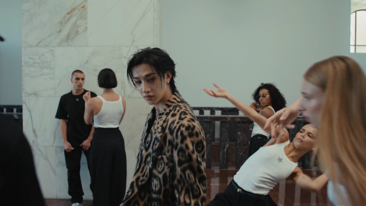 billboardskz's tweet photo. "Roman Empire" OUT NOW
#BangChan X FENDI

🎬 https://t.co/lEupDaytLM

ROMAN EMPIRE OUT NOW 
#RomanEmpireByBangChan   
#BangChanxFendi 
@Stray_Kids @Fendi https://t.co/9XhBa3enQh