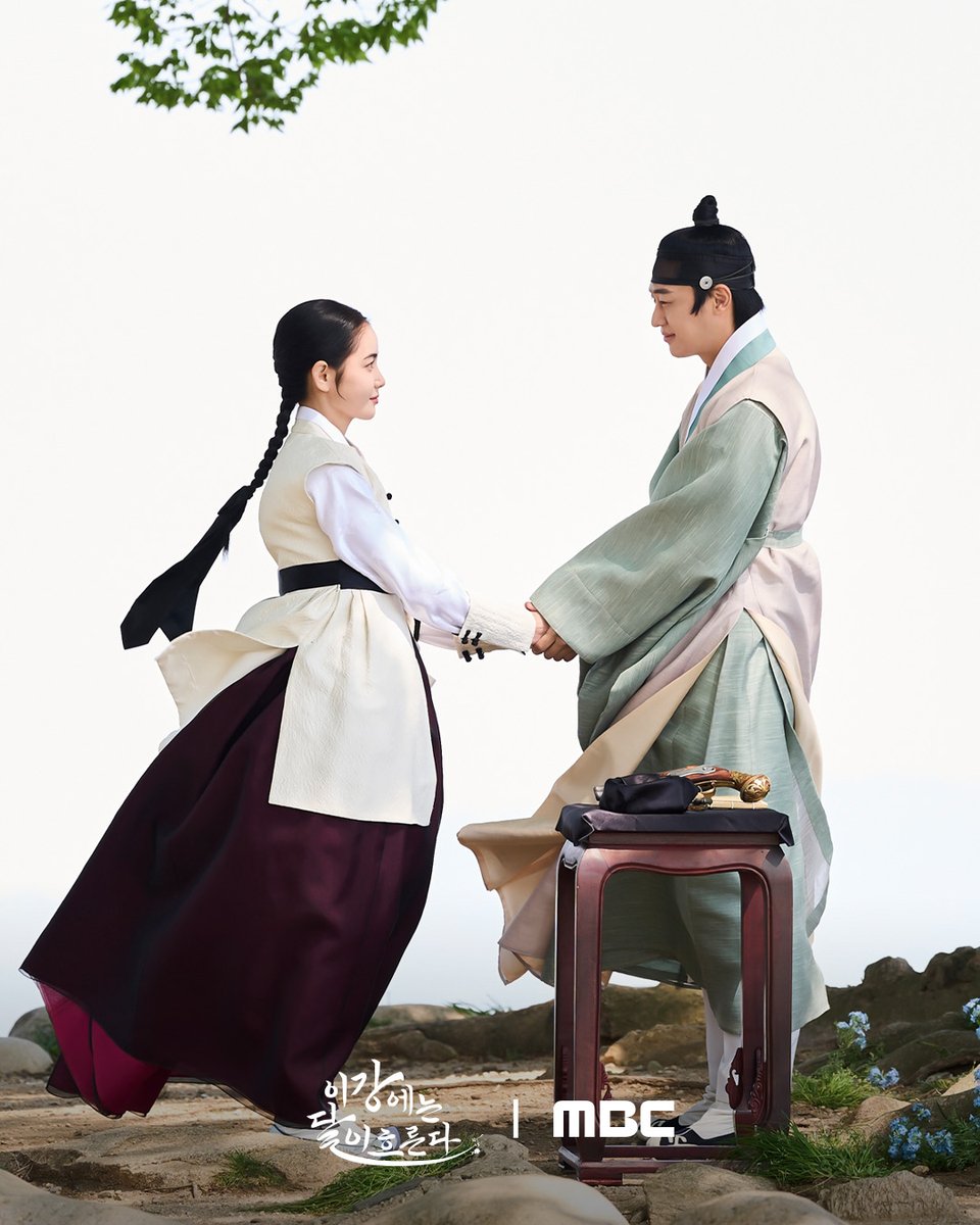 mbcdrama_pre's tweet photo. 뒤바뀐 영혼, 서로를 비추는 강달커플🌙
사랑과 야망 사이, 뜨거운 운우커플🌧️

팔도를 뒤흔들 네 남녀의 운명적 로맨스💖

#이강에는달이흐른다
11월 7일(금) 밤 9시 50분 MBC 첫 방송

#이강달 #강태오 #김세정
#이신영 #홍수주 #진구
#mbcdrama #MBC금토드라마 #MBC https://t.co/ZrDC2YgxGB