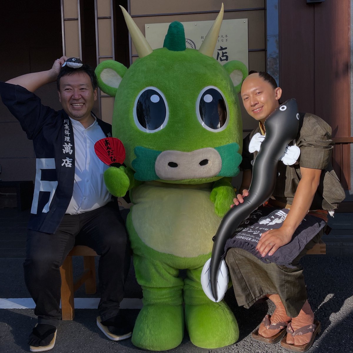 ginger_bug_inc's tweet image. 倍率200倍超の人気企画「うらわのうなぎ萬店 139周年 創業祭」にゲストとして参りました。
写真は萬店の若旦那のあつしさんとさいたま市のヌゥと。
私は時間の都合で鰻を頂く時間は有りませんでしたが、皆さんが嬉しそうに鰻を食べる様子は見ているだけで幸せでした！！