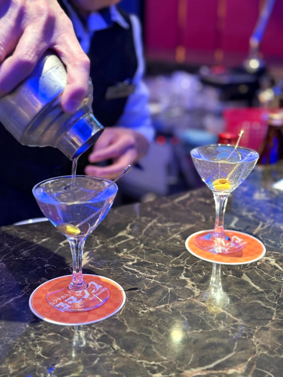 ウォッカマティーニを。
ステアではなくシェイクで。