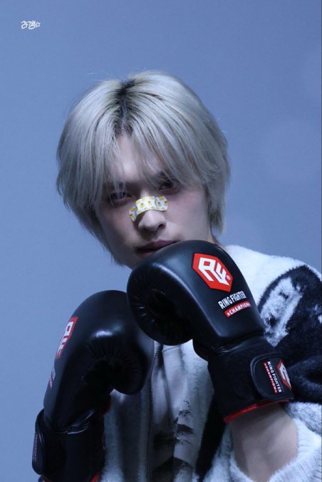 xdinarysavsiee's tweet photo. ok just punch me already pretty boy. https://t.co/nAzNrDYnPK