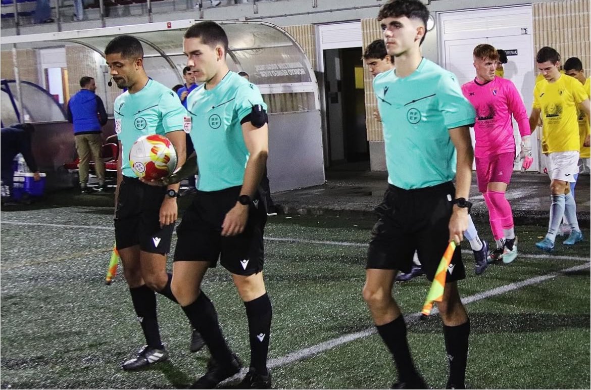 CVAF_Arbitroak's tweet photo. 🔲 ARGAZKIAK 🔲

🏆 RFEF HIRUGARREN MAILA - #TerceraRFEF

⚔️ @cd_derio - #UDAretxabaleta 
👨‍⚖️ Jon Elorza   
🚩 Kabir Da Veiga   
🚩 Aitor Madera   

📸 María L. Odriozola       

#EFAB #CVAF #Euskadi https://t.co/vFUCOXT0Yv