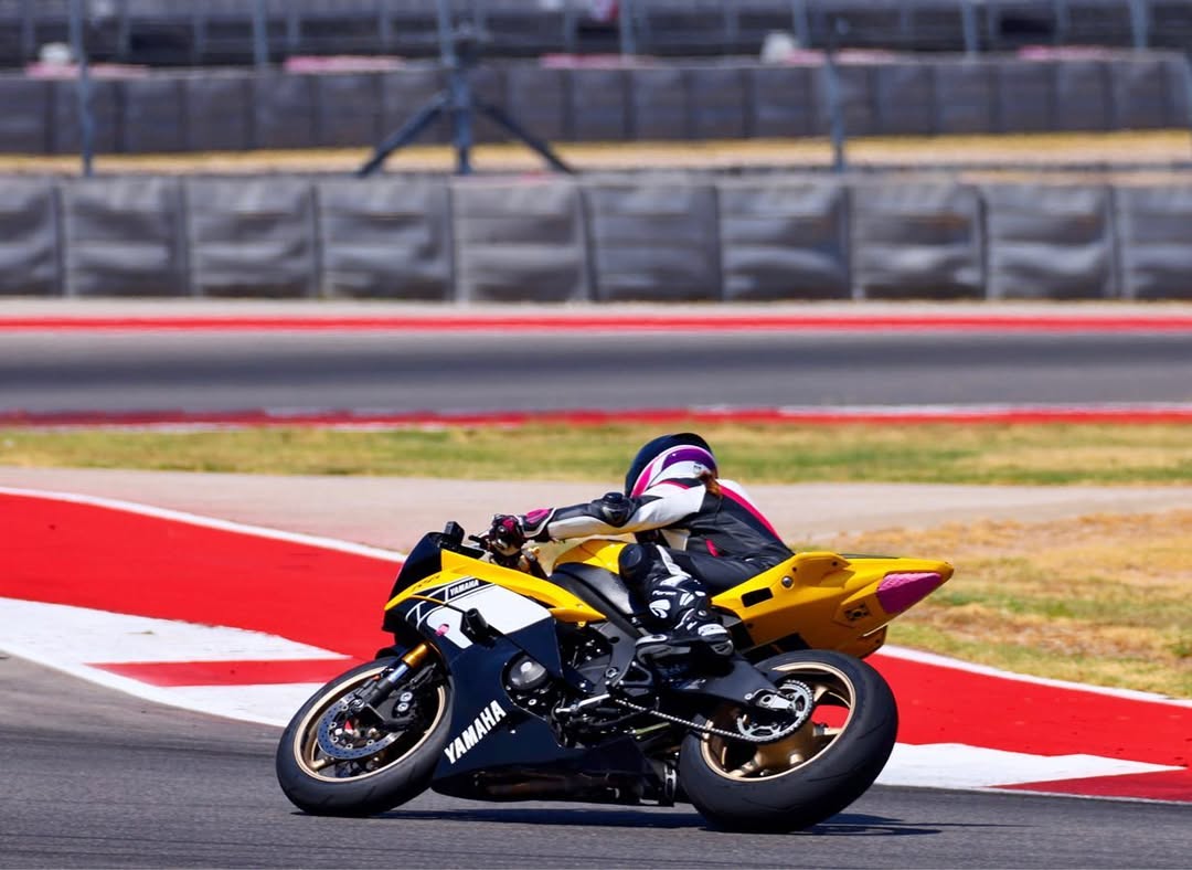 IsabelW12885807's tweet photo. Pardon me, I have dreams to chase 🫡
•
•
#trackdays #motorcycletrackdays #girlswhoride #yamahar6 #r6 #yzfr6 #yamaha #bikelife #sportbike #motorcycle #bikergirl #yamahaanniversary #60thanniversaryr6 https://t.co/t7GwqZAzp1