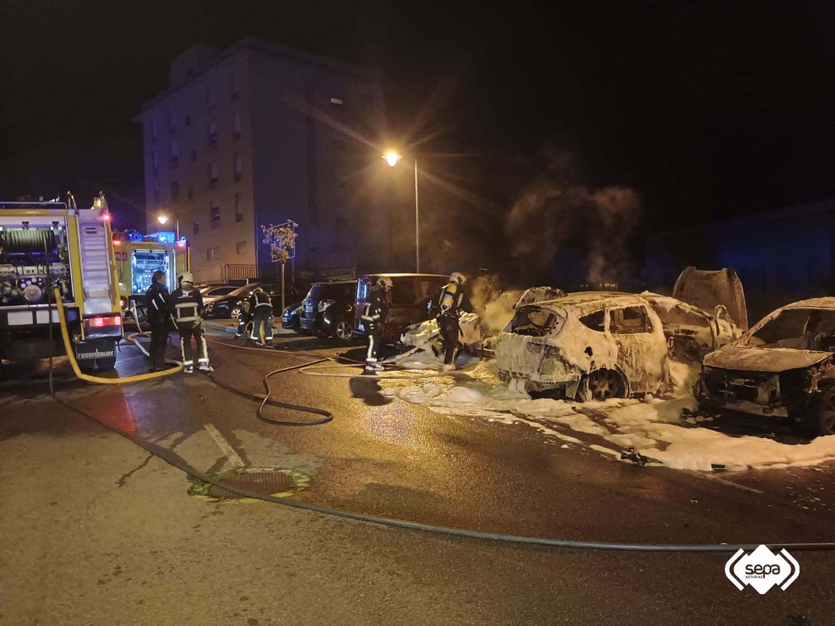 BomberosAstur's tweet photo. Queman cinco vehículos y un sexto resulta afectado en un incendio en #Avilés. Hasta el lugar acudieron Bomberos del #SEPA del parque avilesino y el jefe de zona centro. https://t.co/HZtYJBm1TL https://t.co/FWEpyJiwY8