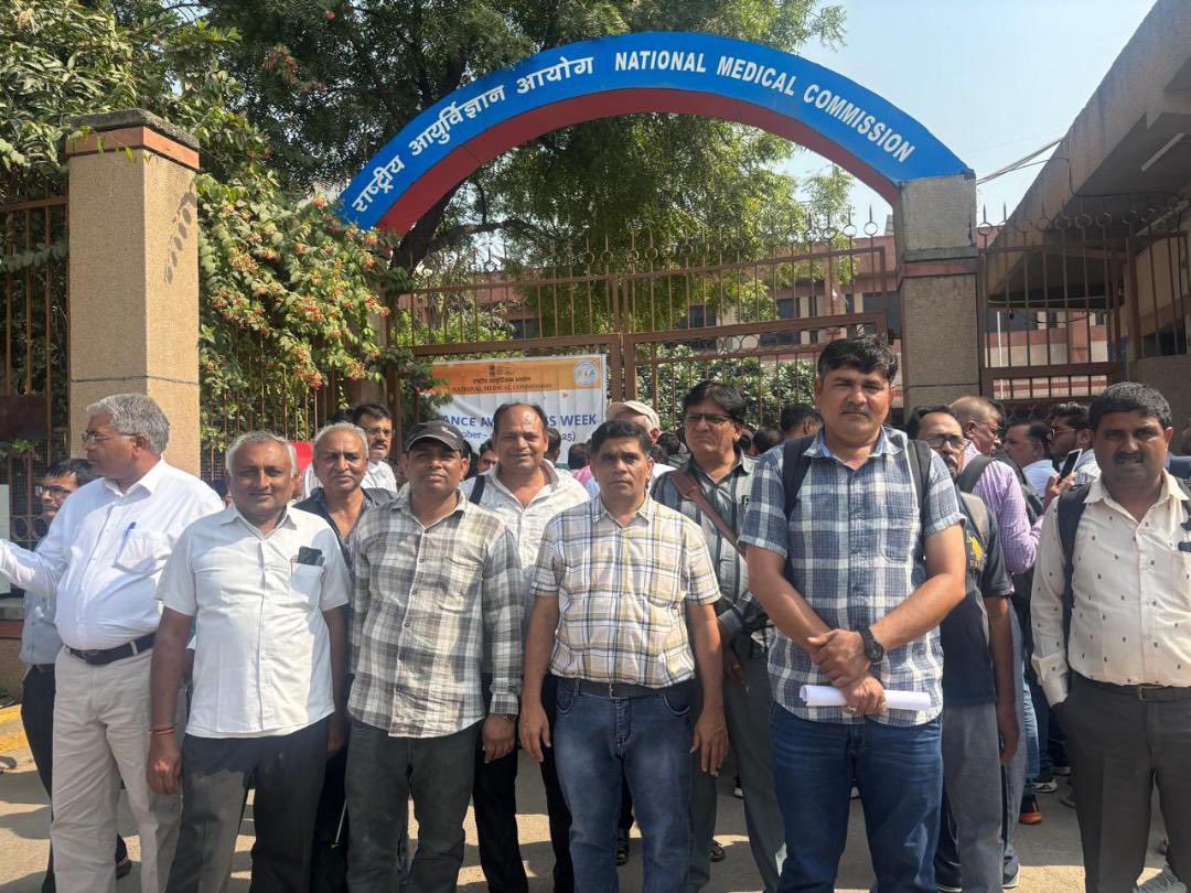 videshidoctor's tweet image. Around 200 parents protested at NMC today against FMGL 21 . FMGs,especially from the Philippines, are suffering due to pre-med non-recognition, eligibility, license &amp;amp; transfer issues. We urge @NMC_BHARAT to provide a ONE TIME EXEMPTION to support students and families #FMGs