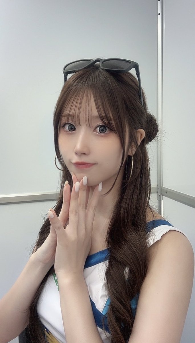 「顔小さくなった？」
って言って貰えたけど横髪を変えたからかも？😳
今まで巻いたり流してたりしてたんだけど今回変えてみたの！
お顔は変わらずもちもちです...🥹
最近髪型はくるみちゃんヘア(お団子ハーフアップ)が1番しっくり来るかもと個人的に思ってるんだけど皆の意見聞かせてほしいな👀