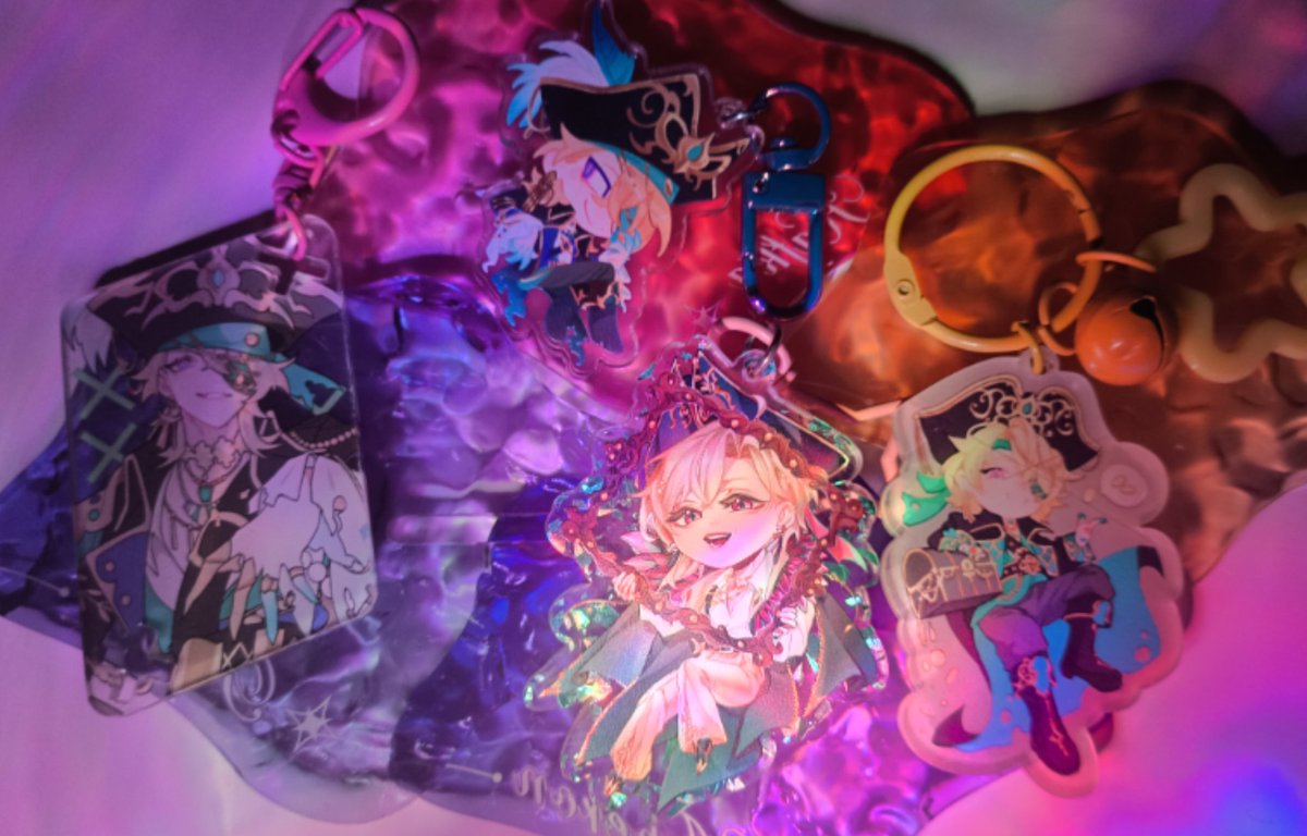 saltfromariland's tweet photo. I'm too late but 
I'm celebrated Halloween with my little sister irl 
She put her little bat besides my Aven plushie awww 

And I want show you some Halloween merch - IPC trio keychain and Aven pirates stuff + Ratiorine heh 🎃💜🧡

#aventurine #ratiorine #ipc3 https://t.co/gskYYGCeeA