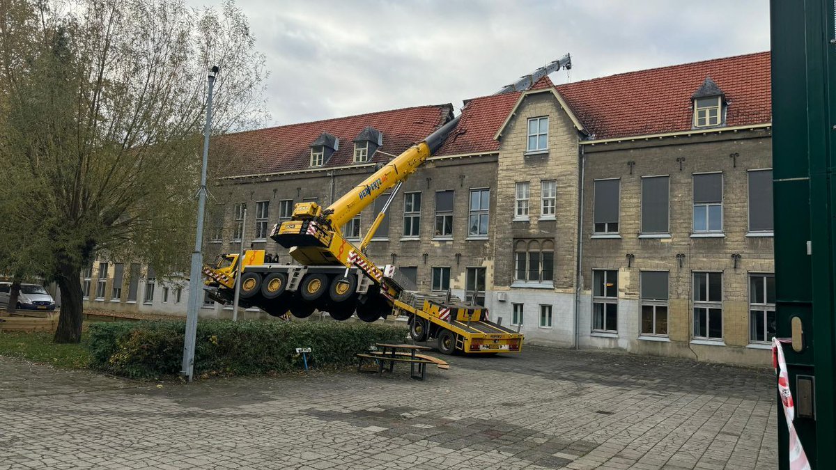 Kraan valt door het dak bij jeugdzorginstelling