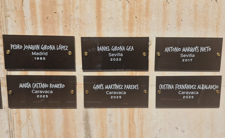 🎫Seis nuevos rótulos lucen ya en el "Muro del esfuerzo" del Polideportivo Municipal:

🏃‍♂️Pedro Joaquín Girona, Madrid 1985
🏃‍♂️Daniel Girona, Sevilla 2022
🏃‍♂️Antonio Marqués, 2015
🏃‍♀️María Castaño, Caravaca 2025
🏃‍♂️Ginés Martínez, Caravaca 2025
🏃‍♀️Cristina Fernández, Caravaca 2025