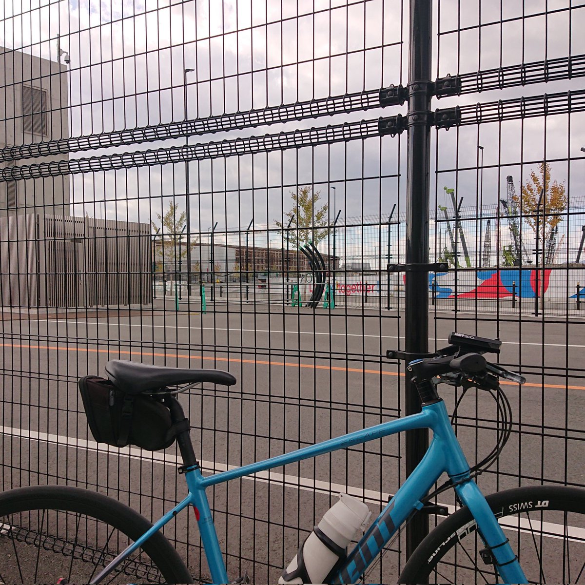 hazeworks's tweet photo. 今日は嫁さんと一緒に夢洲へ。
万博終了後の様子を見に行ってきました。
フェンスで覆われていてまったく近づけないんですね。
#ESCAPERDISC #CROSTAR #GIANT https://t.co/R57TVNNMIB