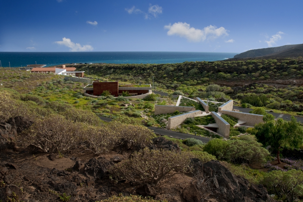 🏘️♻️  #INNOVACIÓN El Cabildo adjudica la gestión de las Casas Bioclimáticas del ITER.

🏡 Las viviendas reabrirán progresivamente a partir de la primavera de 2026.

👥 Con una capacidad total de 119 plazas.

☀️ Es una apuesta por un modelo de turismo científico y sostenible que