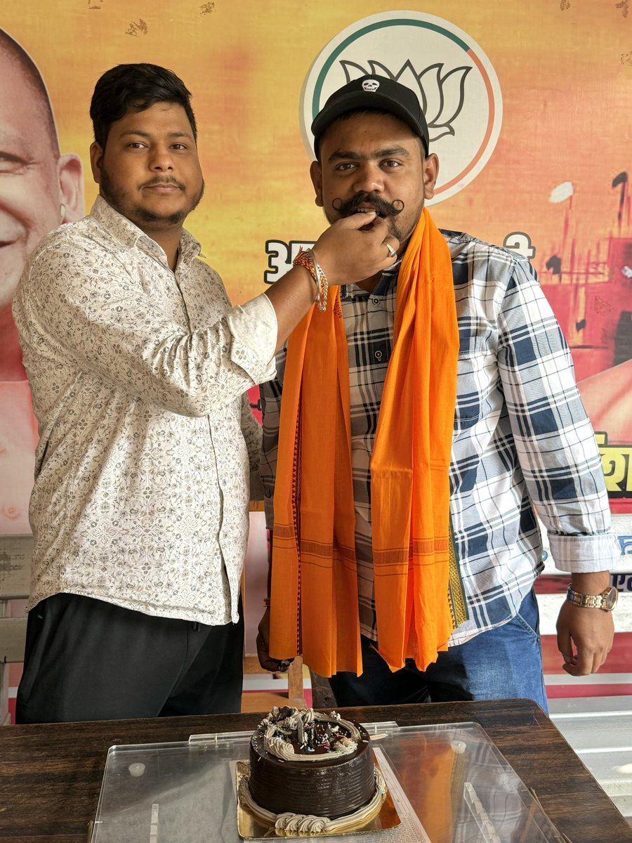 abhash4bjp's tweet photo. आज दिनांक 03/11/2025 को अपने जन्मदिन के अवसर पर मा. श्री @hanshraj4bjp ( सदस्य विधान परिषद / जिलाध्यक्ष, भाजपा वाराणसी ) जी का आशीर्वाद प्राप्त हुआ..!! https://t.co/m7AQ5PHXZ5