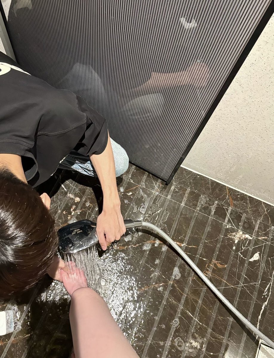 我脚又不臭，非要再洗一遍再舔