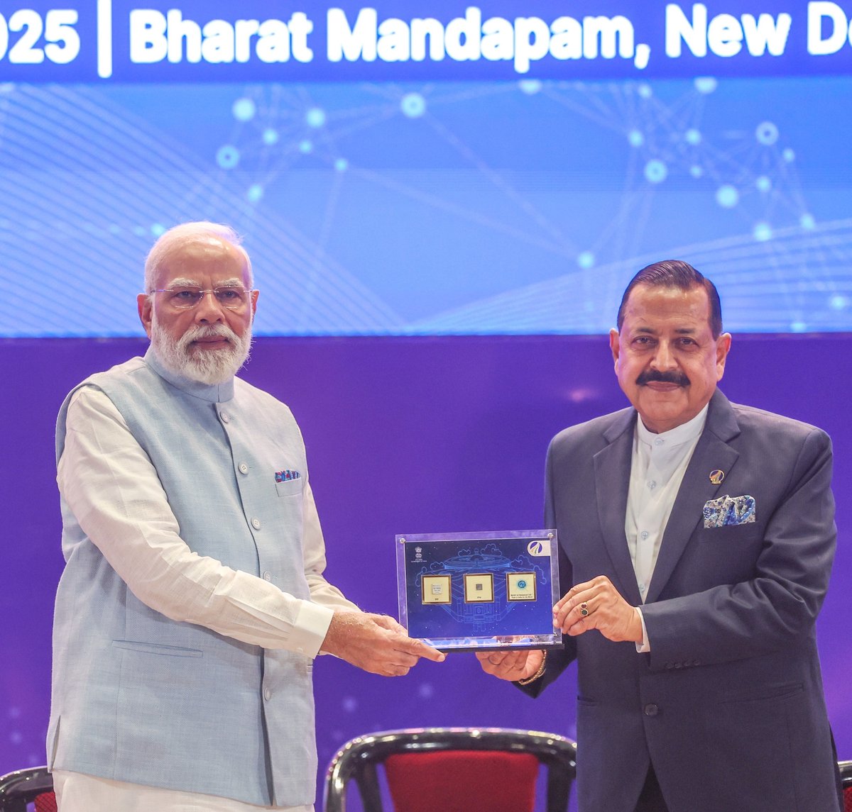 IndiaDST's tweet image. Hon&apos;ble PM Shri @narendramodi launches ₹1 Lakh Crore Research, Development and Innovation Scheme at #ESTIC2025 Conclave.

@DrJitendraSingh @PrinSciAdvOff @karandi65 @arci_res_in @ESTIC2025 @DBTIndia @CSIR_IND @moesgoi @DAEIndia @DRDO_India 
🔗pib.gov.in/PressReleasePa…