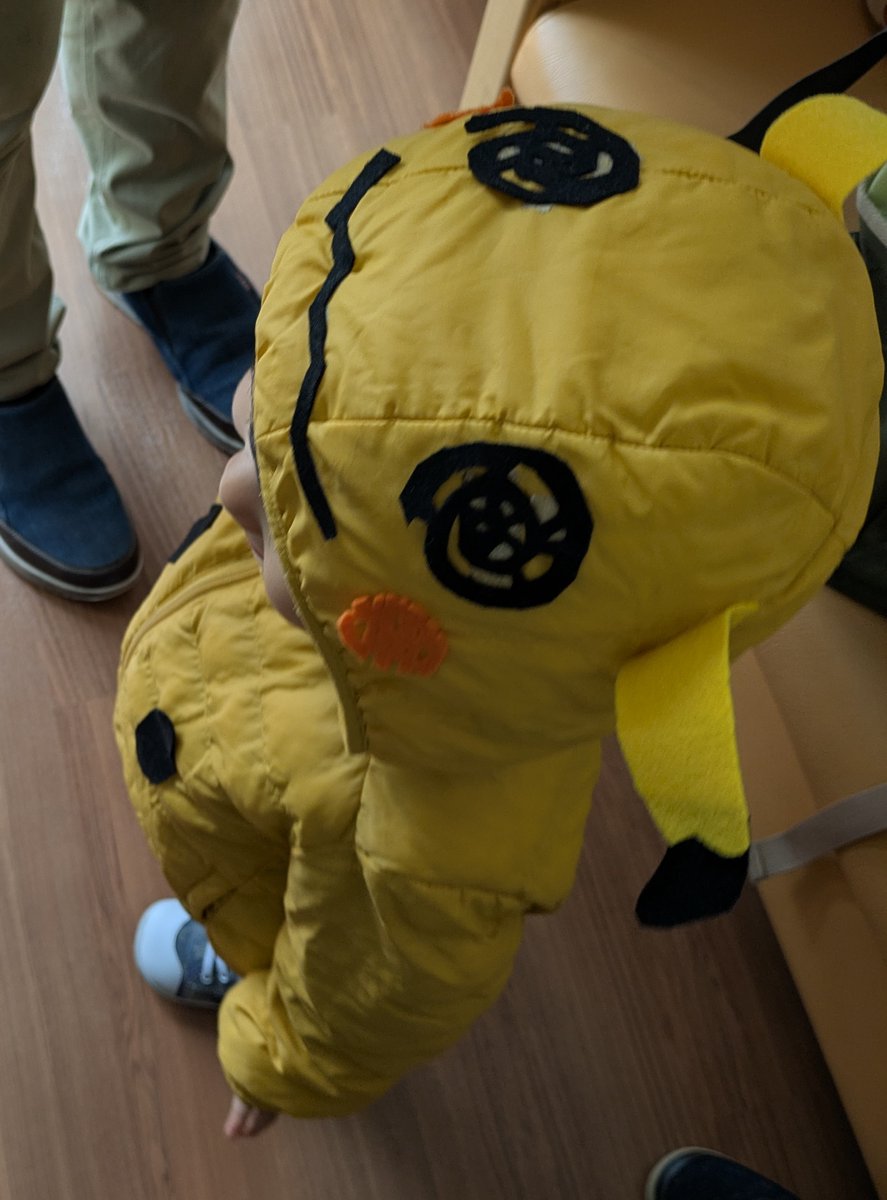 maeusb21's tweet photo. ハロウィンイベントで子供仮装させてたけど、夜色々あって緊急受診からの様子見入院する時にその上着しかなくて持っていったので仮装が今日まで続いた

無事退院できてよかった https://t.co/ILO5y4vQWF