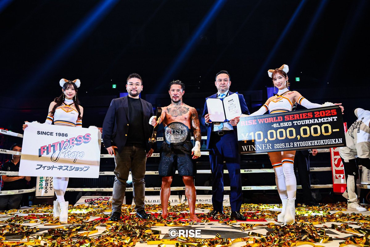 k_brosa's tweet image. もう１つベルトを獲りました。
また頑張ります。
人生はうまいこといかん。不自由。
でもだからこそやりがいがある。って感じました。
こんなんじゃない。
まだ生きます。

そして自分の生き様をじっくり見つめ直してみます。
愛をありがとう。#RISE #RISE_WS #これも生き様