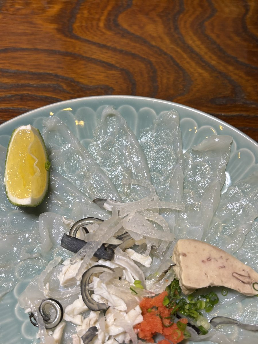 人生初フグ食べてる
味に関してはバカ舌なせいで正直分からないけど、危険物を食べて生きてるっていう実感が気持ち良い。噛むたびにワイの命そのものを感じる。
すみません。はま寿司のコーンください