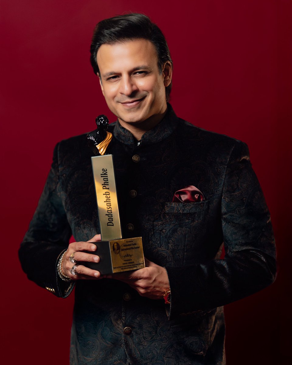 vivekoberoi's tweet photo. This Dadasaheb Phalke International Film Festival award is a spotlight for the real heroes, our Indian police officers who tirelessly stand guard day and night, putting their lives on the line to protect us and keep our communities safe.

Thank you to the jury of @Dpiff_official and my entire India Police Force team for all the love and support. Thank you my brother @iamrohitshetty for giving me Vikram Bakshi. 
@TheShilpaShetty @SidMalhotra @PrimeVideoIN 

Outfit by @NiveditaSaboo