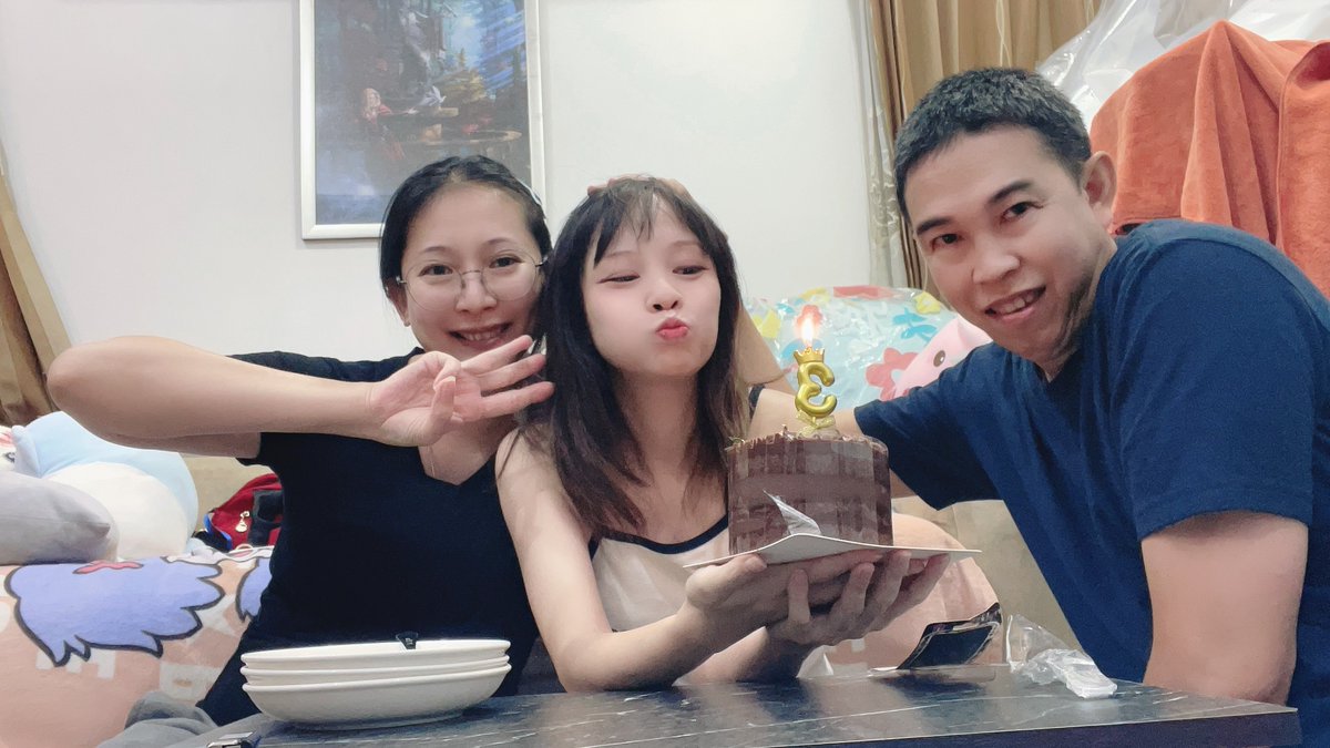 เลขสามครั้งสุดท้าย
ฉลองล่วงหน้าก่อน เพราะสามคนนี้น่าจะไม่มีเวลามาเจอกันช่วงสิ้นเดือน