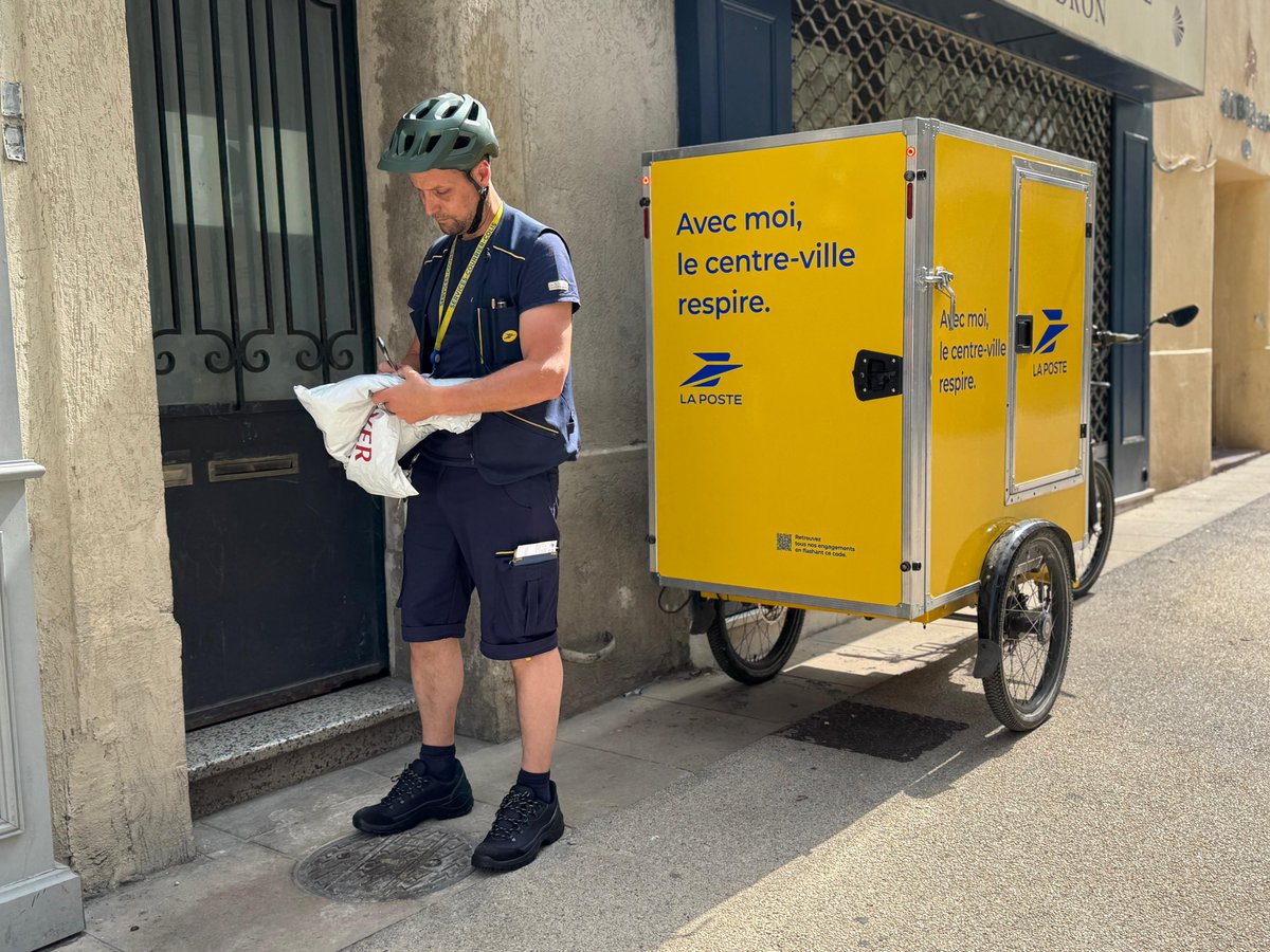 LPNews_OCC's tweet photo. A #Montpellier, le @GroupeLaPoste mise sur la #LogistiqueUrbaine durable !

✅6 #VéloCargo distribuent sur 5 circuits du centre-ville
📦 En moyenne 600 #colis livrés/j
🚲Une capacité de 140 colis par vélo cargo

#Occitanie #Livraison #ZFE https://t.co/qwdxNATr2i