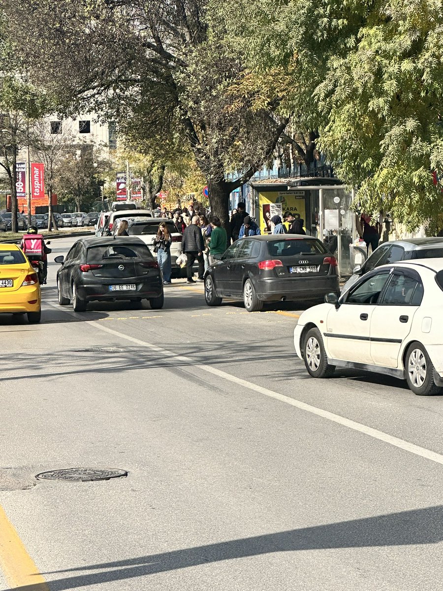 Başkanım burada hep öğrencilere araç çarpıyor. Yaya geçidi otobüs durağından başlıyor. Araçlar yayaları yolcu sanıp durmuyor ya da yaya yolcu sanılıyor ve yol verilmiyor. Durak geri alınmalı ya da yaya geçidi ileri alınmalı. Beşevler AHBV yaya geçidi. <a href="/mansuryavas06/">Mansur Yavaş</a> <a href="/ankarabbld/">Ankara Büyükşehir</a>