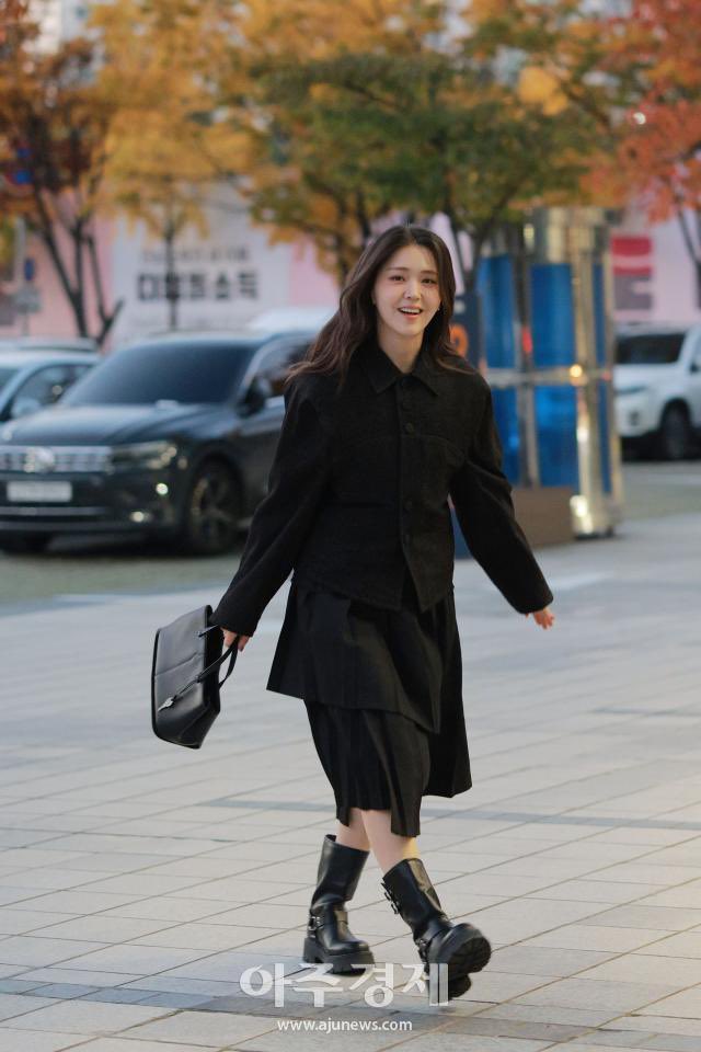 styleof_kjieun's tweet photo. [251103 영스트리트 출근]

아더에러 (ADER ERROR)
Jacket Product. 23_Noir
₩519,000

아더에러 (ADER ERROR)
Skirt Product. 66_Noir
₩469,000

#김지은 #김지은패션 #김지은옷장 #styleof_kimjieun 
#영스트리트 #KimJiEun https://t.co/Edt13yXNnx