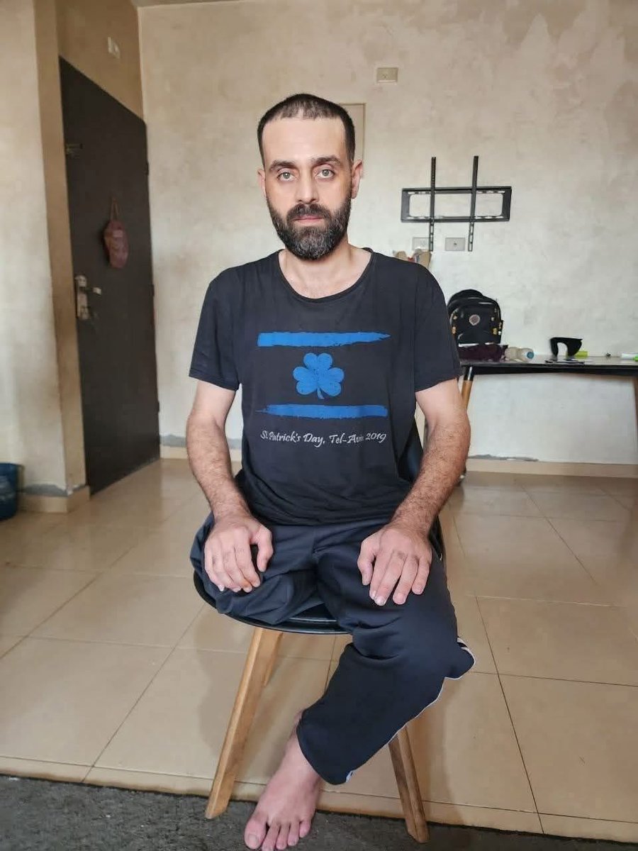 qadeyah_'s tweet image. من الأسر إلى الشهادة.. محمد الكحلوت يرتقي بعد معاناة مع الإصابة.

 استشـ..ـهاد الأسير المحرر محمد خالد الكحلوت؛ إثر مضاعفات تعرض لها بعد عملية جراحية.
وكان قد تحرر خلال الصفقة الأخيرة، حيث اعتقله الاحتلال سابقًا من داخل مشفى كمال عدوان بعد إصـابته وبتر قدمه.